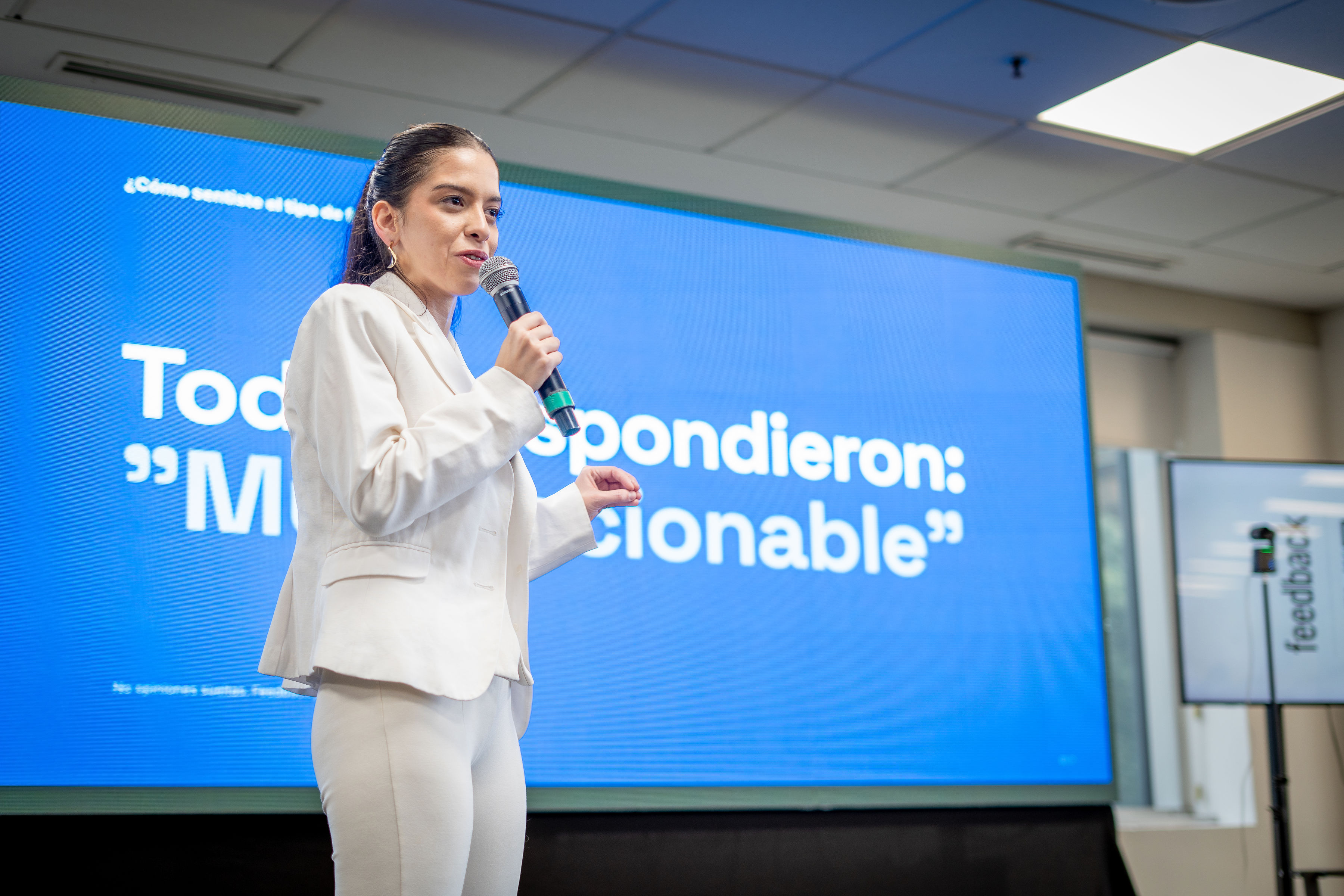 Luciana Dorrey presentando en escenario